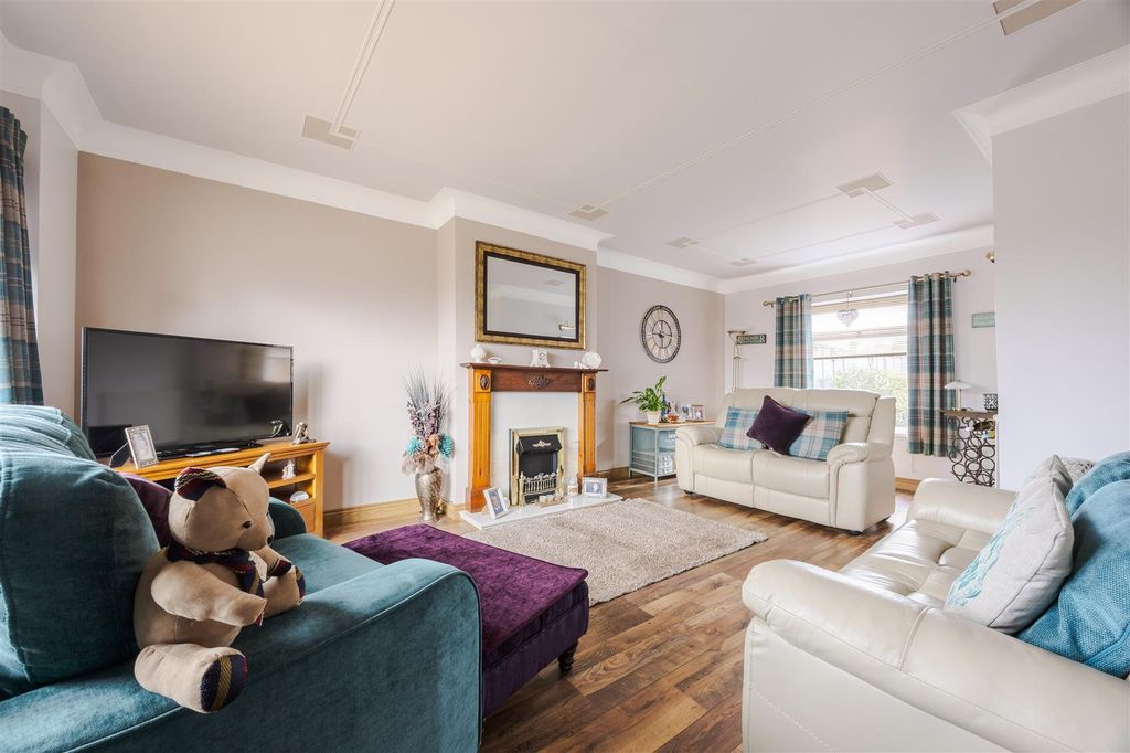 Property photo 2 of 21 Lounge