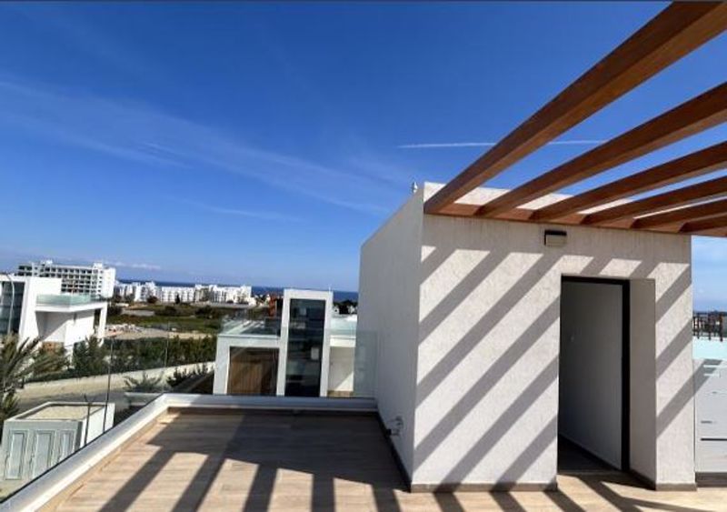 Property photo 3 of 27 Roof Terrace With