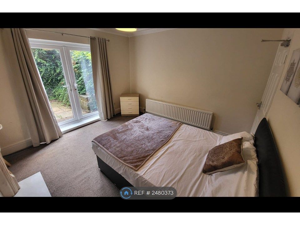 Property photo 2 of 10 Room 1 - Available