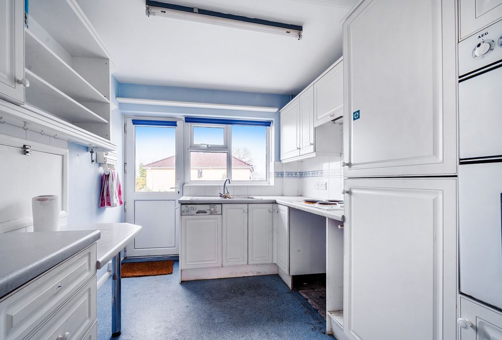 Property photo 3 of 10 Kitchen