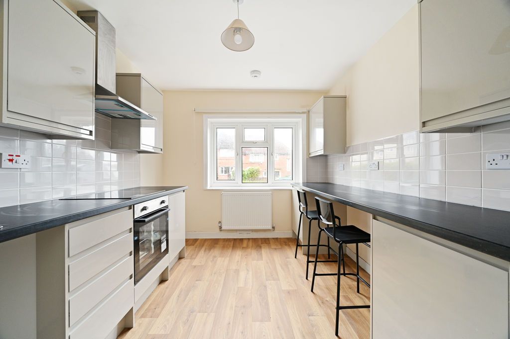 Property photo 2 of 27 Breakfast Kitchen