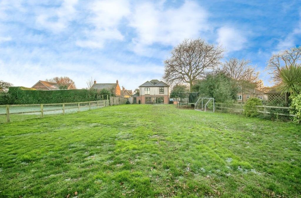 Property photo 2 of 27