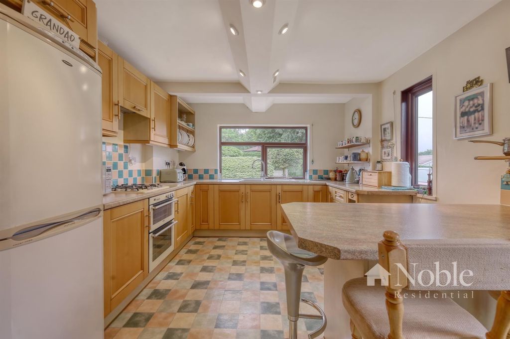 Property photo 3 of 29 Kitchen/Breakfast Room