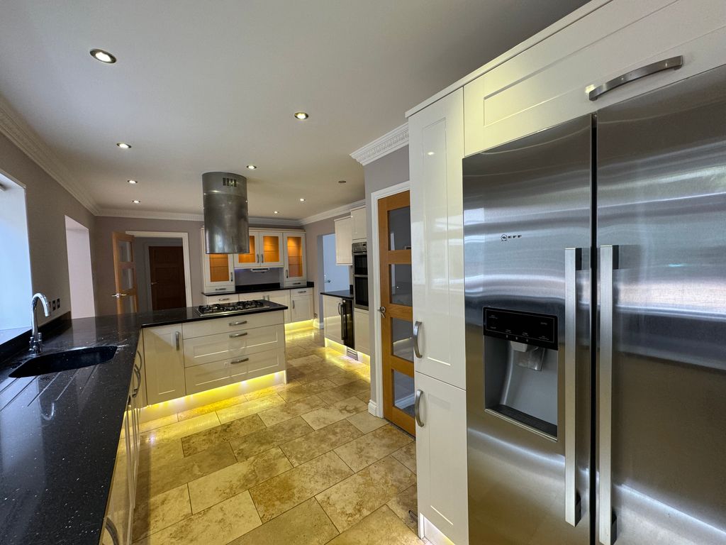 Property photo 3 of 23 Kitchen Breakfast