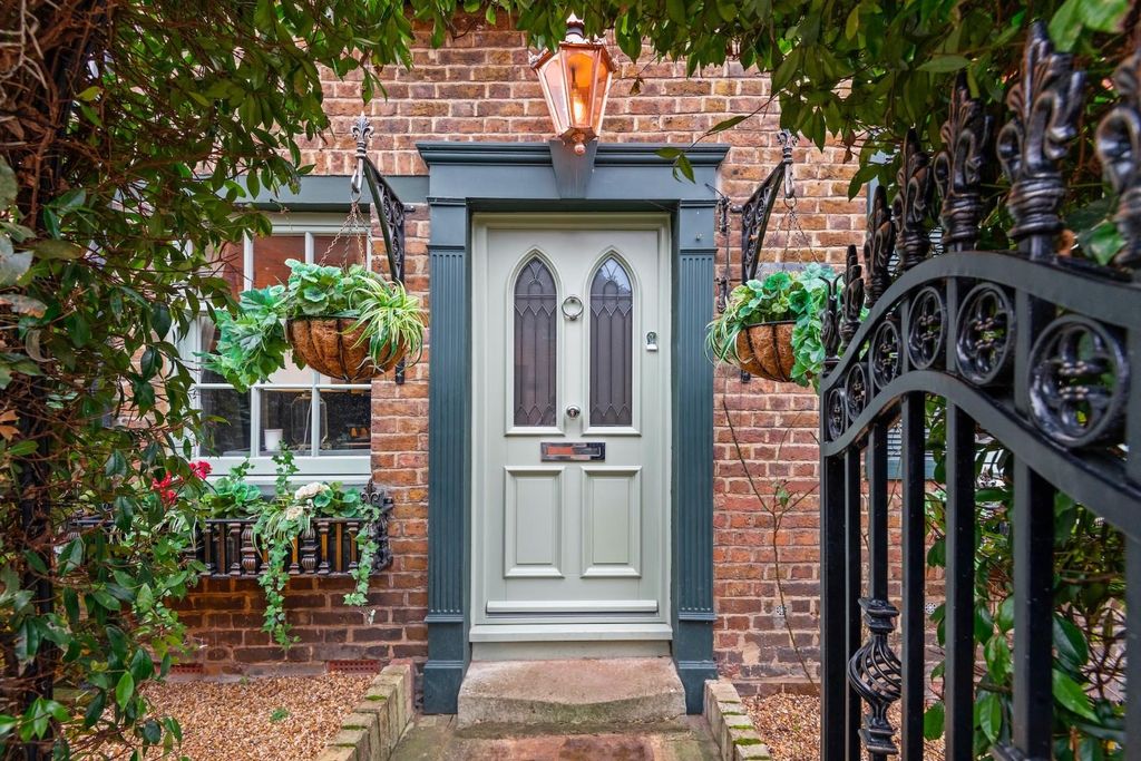 Property photo 1 of 12