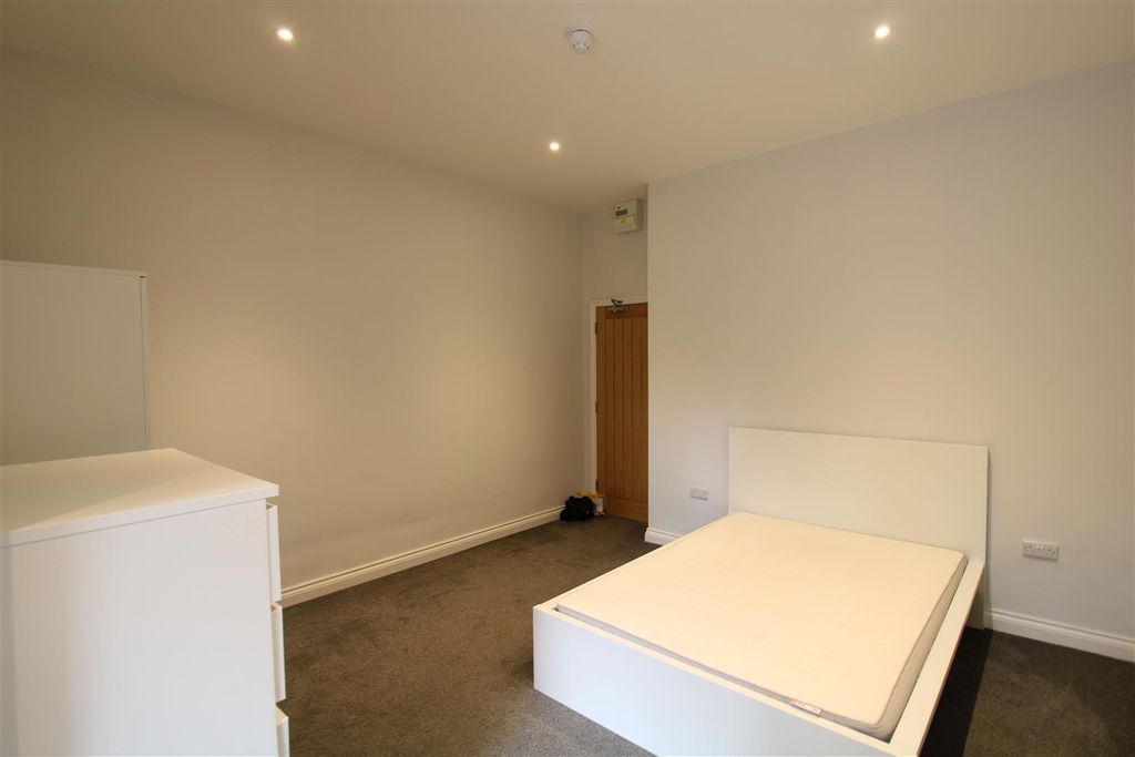 Property photo 2 of 8 Bedroom