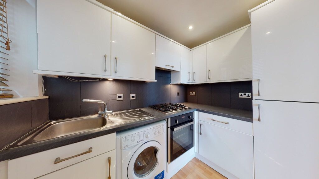 Property photo 3 of 6 Kitchen