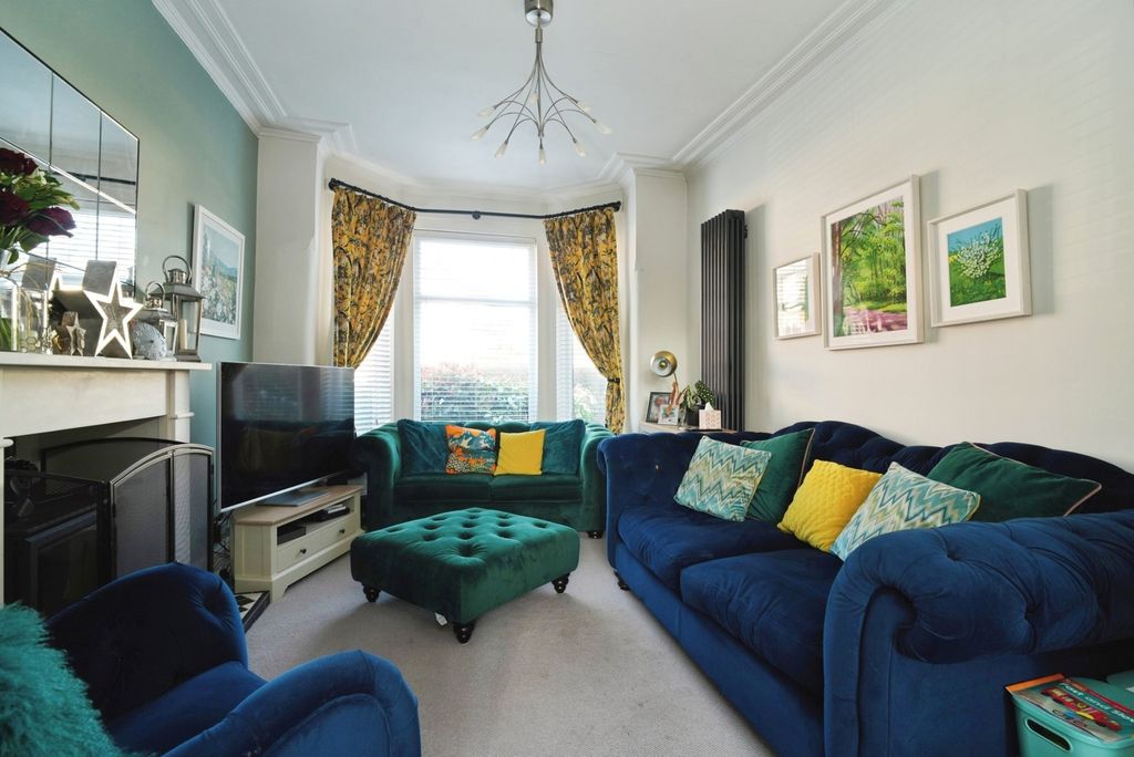 Property photo 2 of 19 Lounge