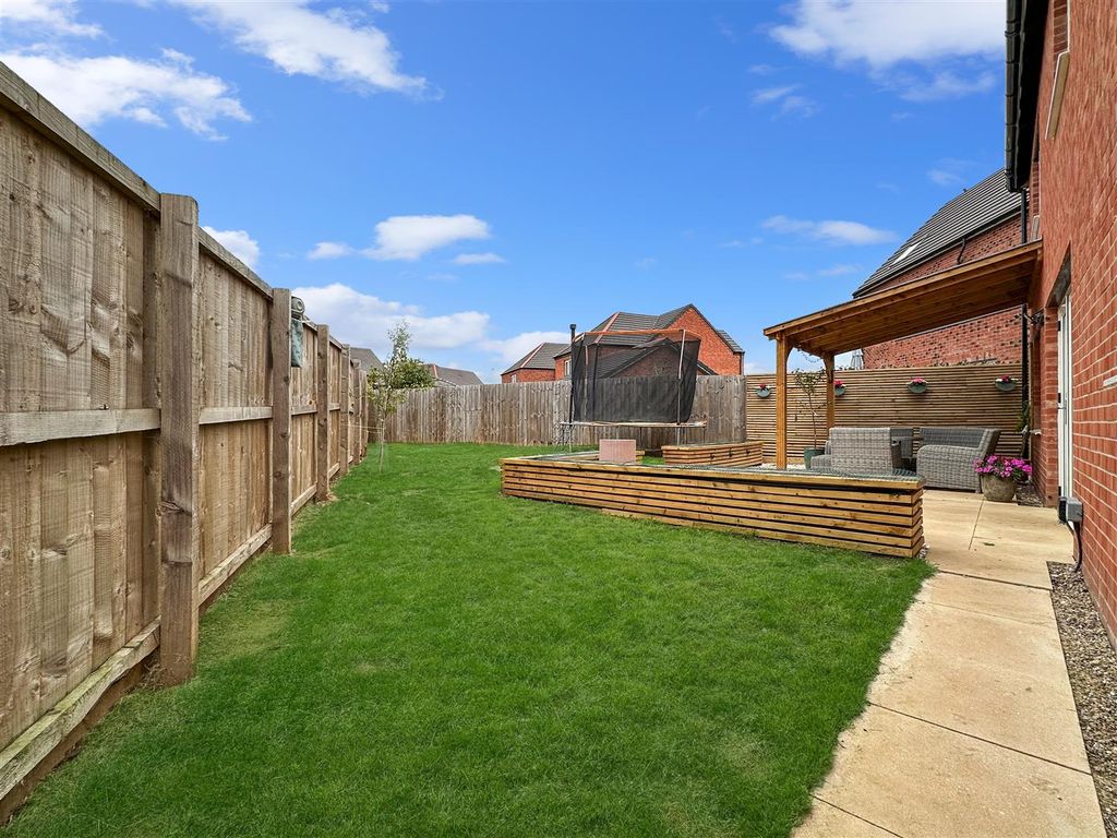 Property photo 3 of 29 Rear Garden 559