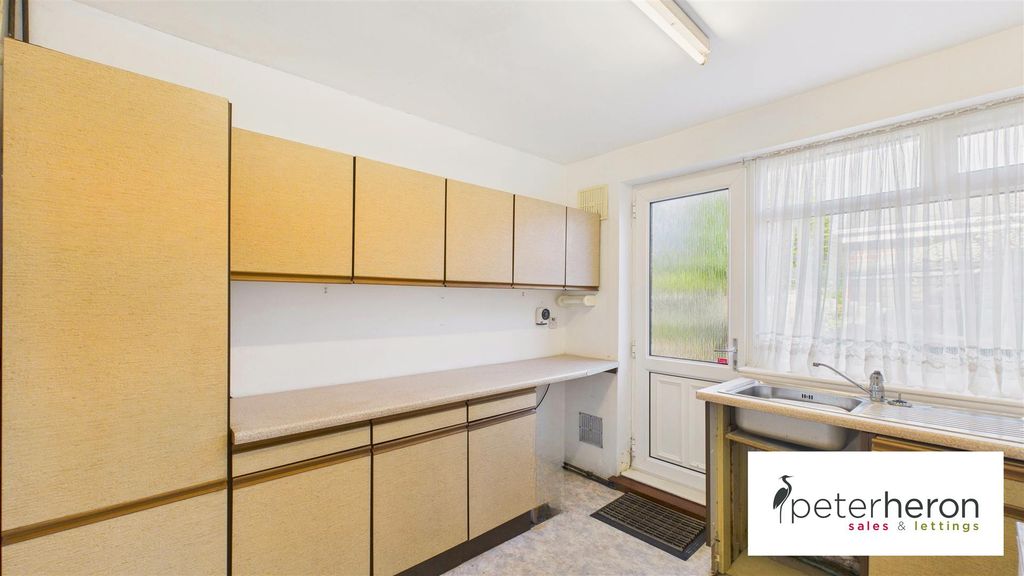 Property photo 3 of 11 Kitchen