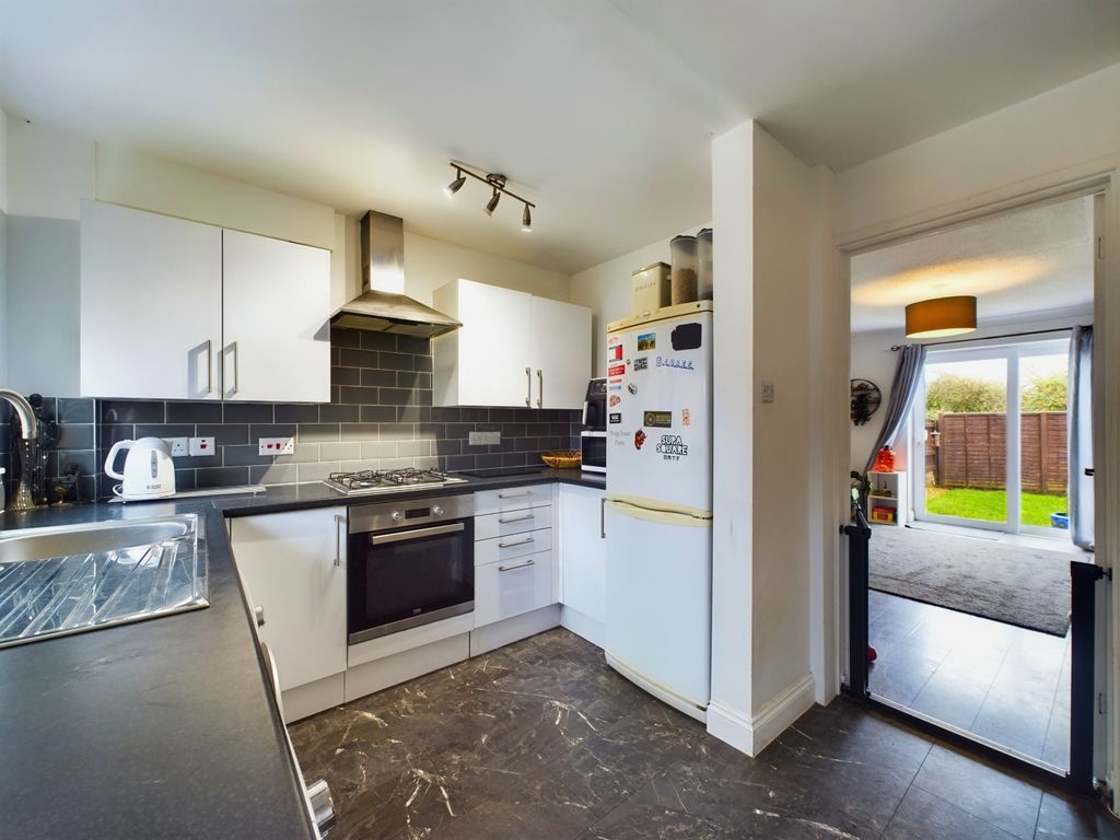 Property photo 3 of 17 Kitchen3