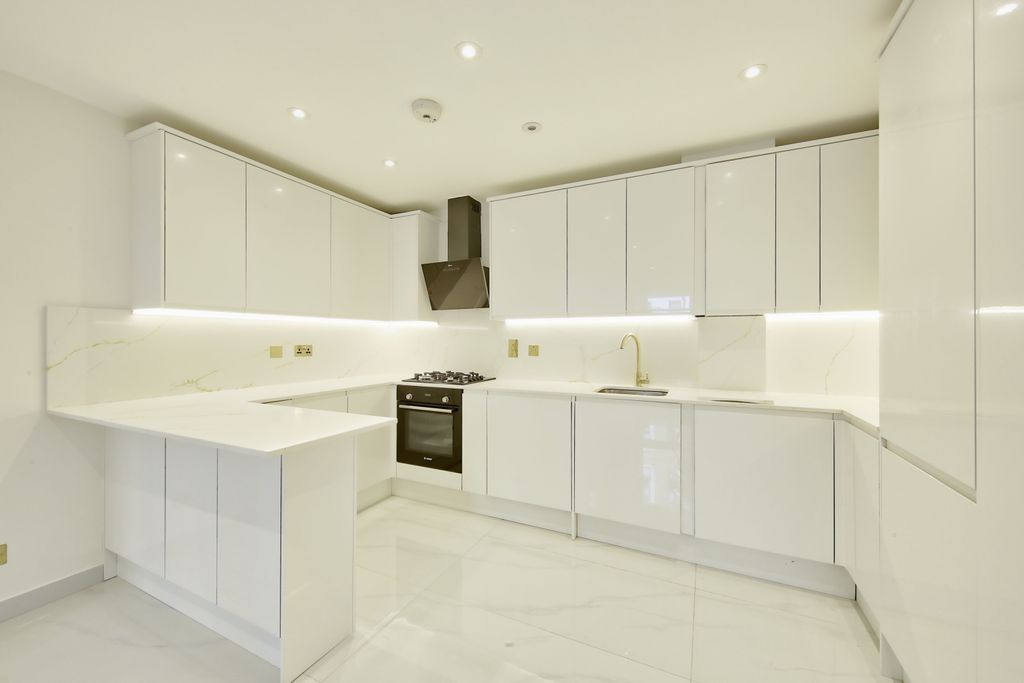 Property photo 2 of 12 Kitchen