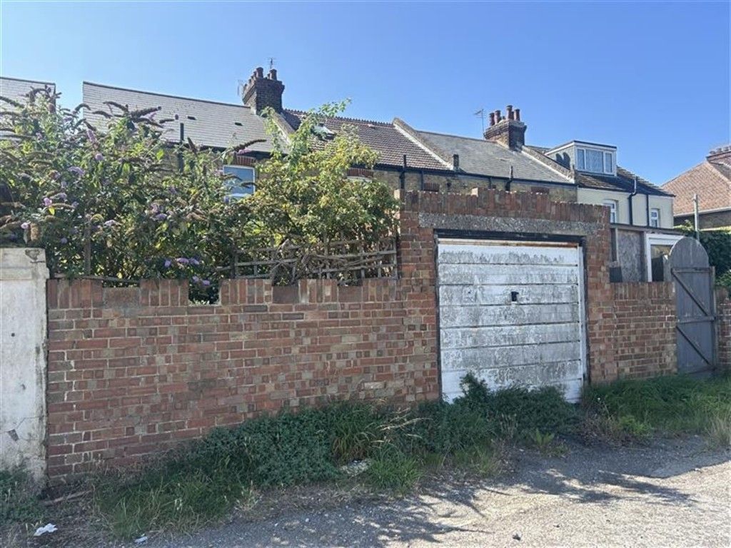 Property photo 3 of 9 Garage