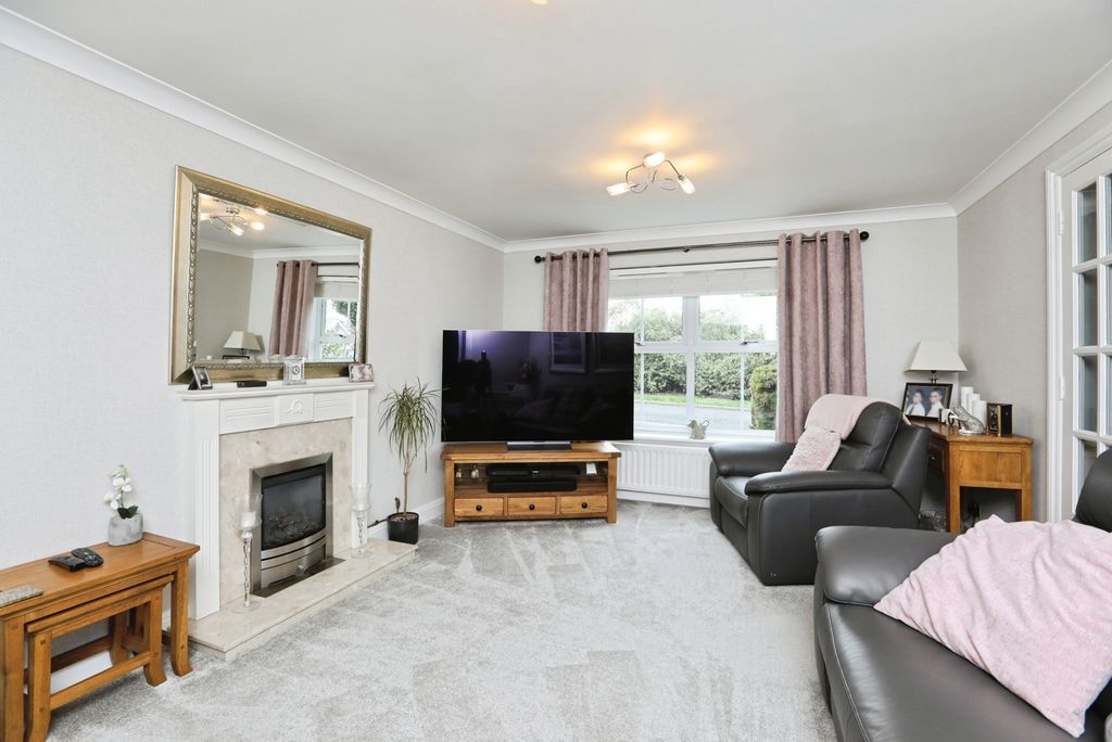 Property photo 2 of 16 Lounge