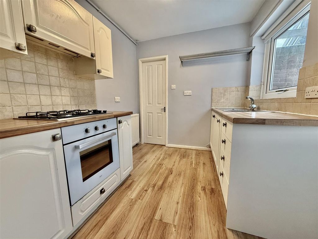 Property photo 3 of 9 Kitchen