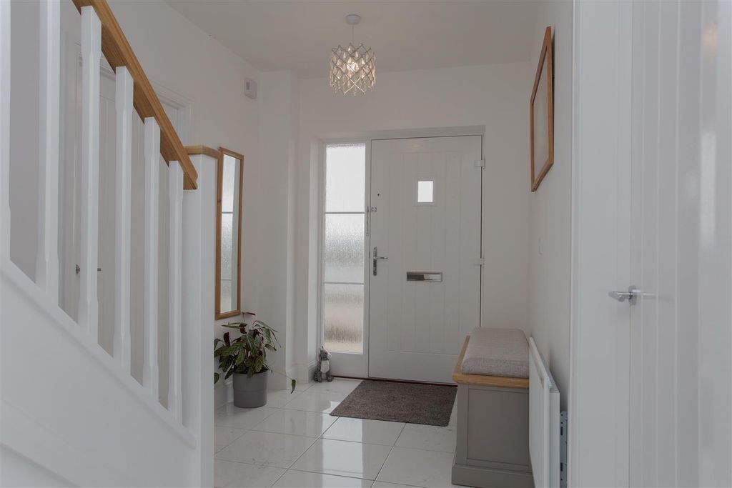 Property photo 3 of 30 Entrance Hall