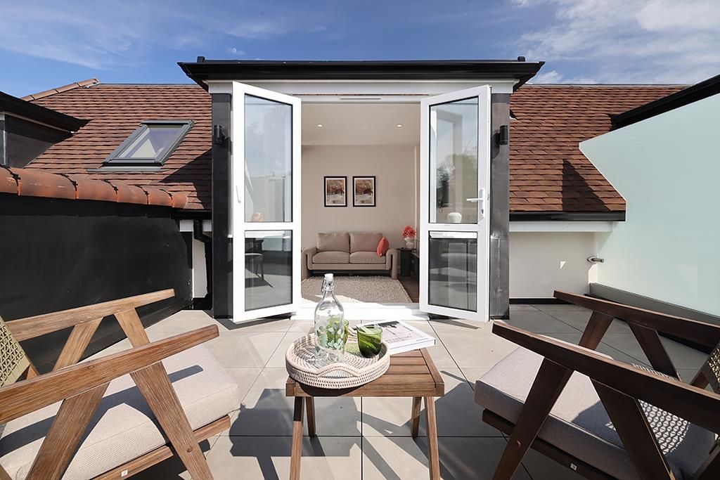 Property photo 3 of 13 1-Cobhamrd-Showapt-8-7760.Jpg