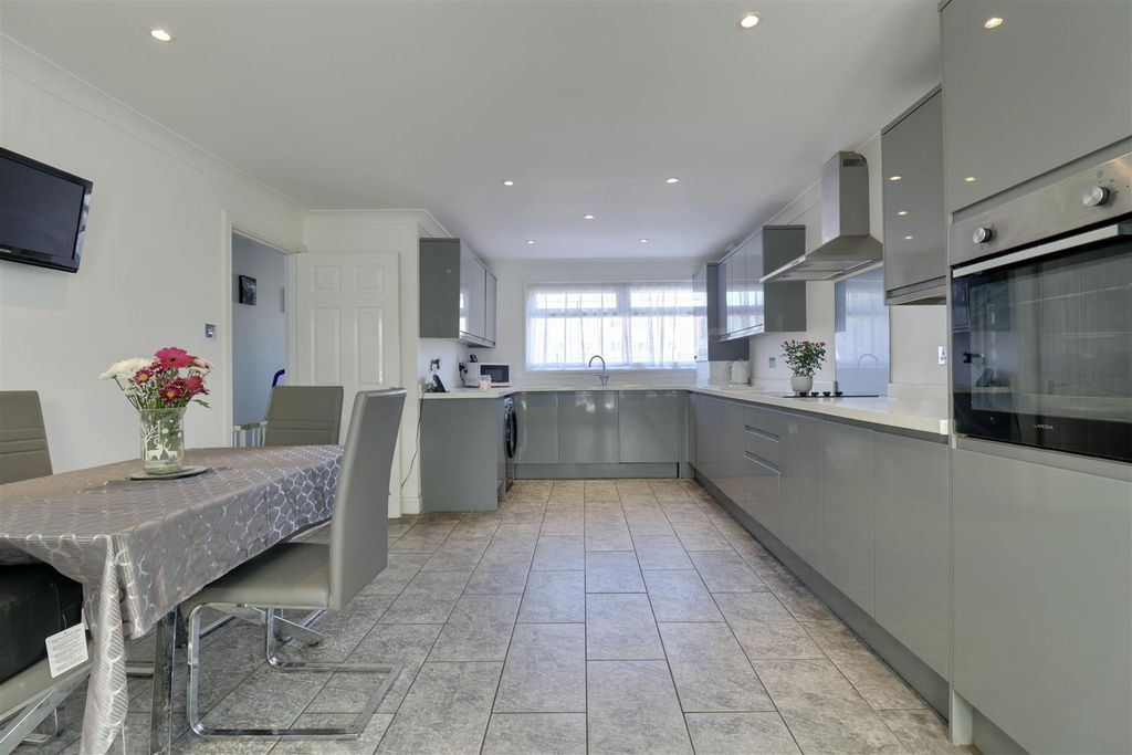 Property photo 3 of 21 9A7891E3-7E34-4Dbe-88A3-5F6D69519A59_1_201_A.Jpeg