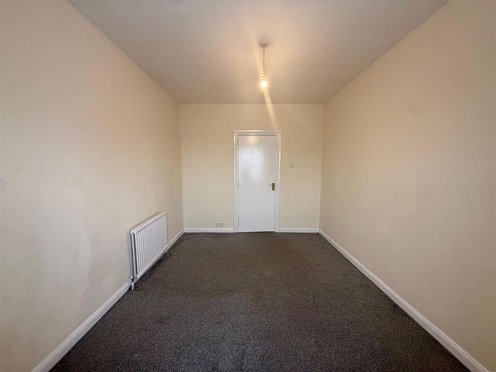 Property photo 2 of 6 Bedroom