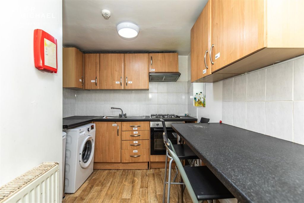Property photo 3 of 7 Shared Kitchen