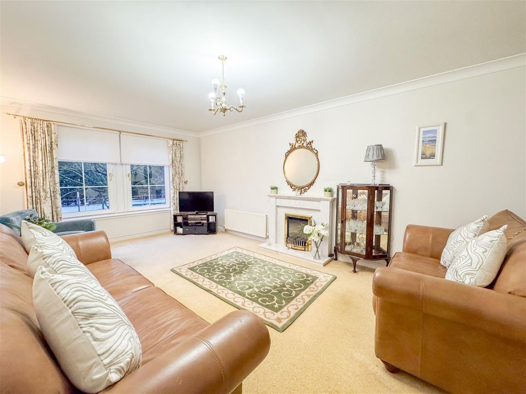 Property photo 3 of 22 Lounge