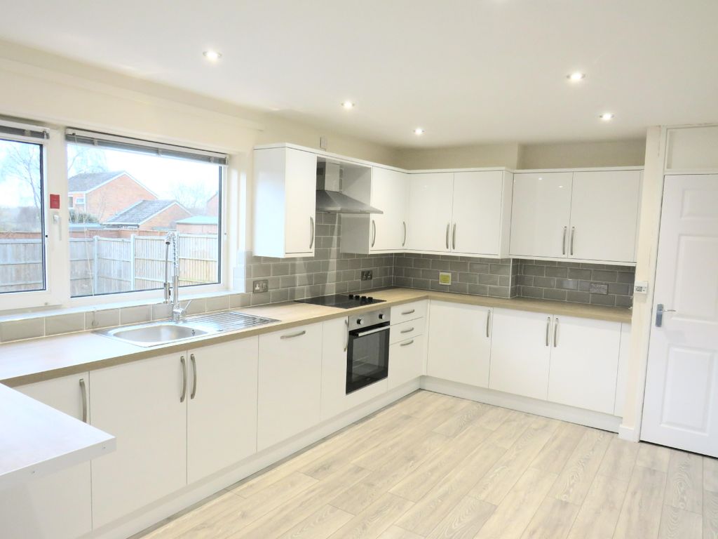 Property photo 3 of 10 Kitchen