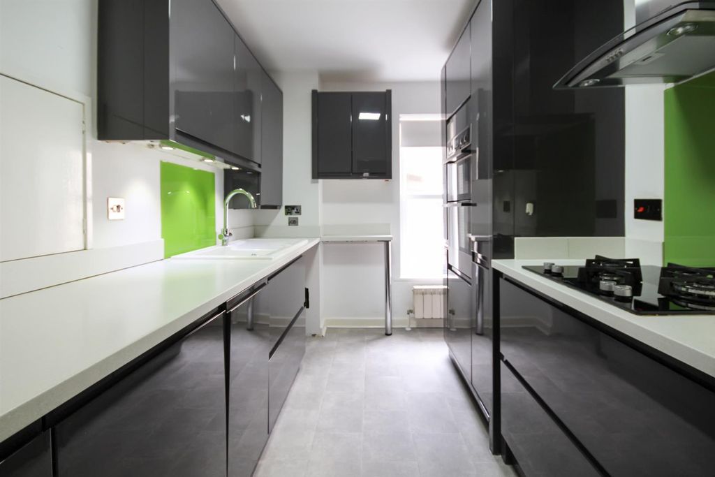 Property photo 3 of 11 Kitchen