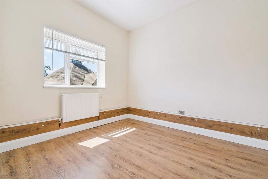 Property photo 2 of 7 118c Mitcham Road Sw17 Bedroom 1.Jpg