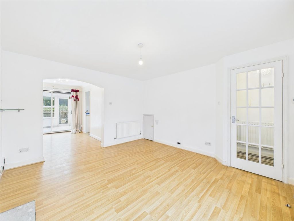 Property photo 2 of 14 Cam04907G0-Pr0236-Still005.Jpg