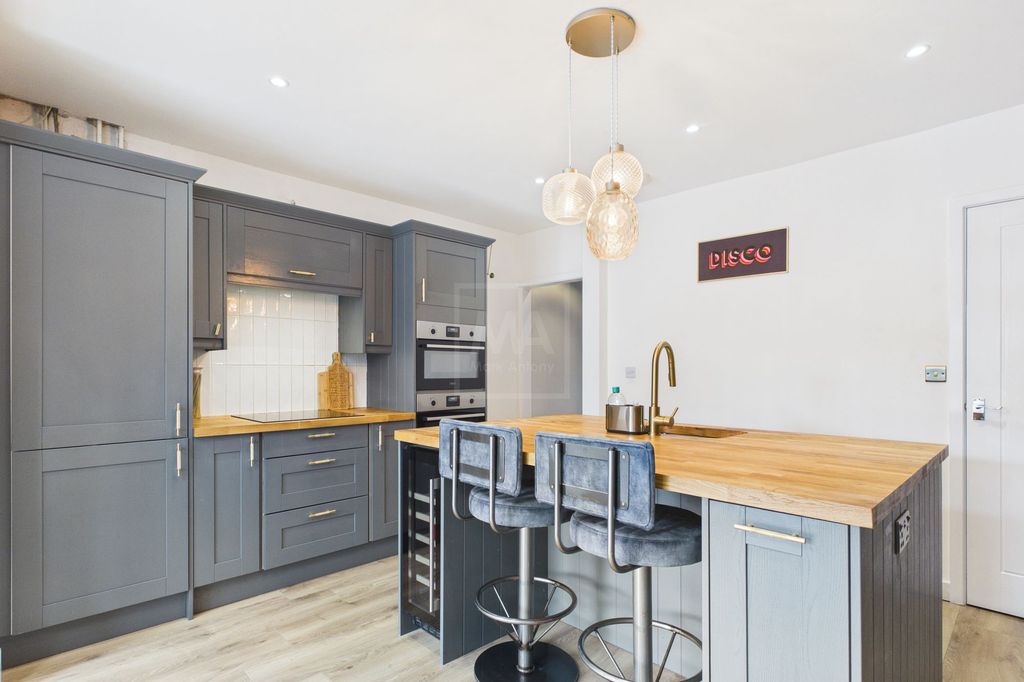 Property photo 2 of 17 Kitchen