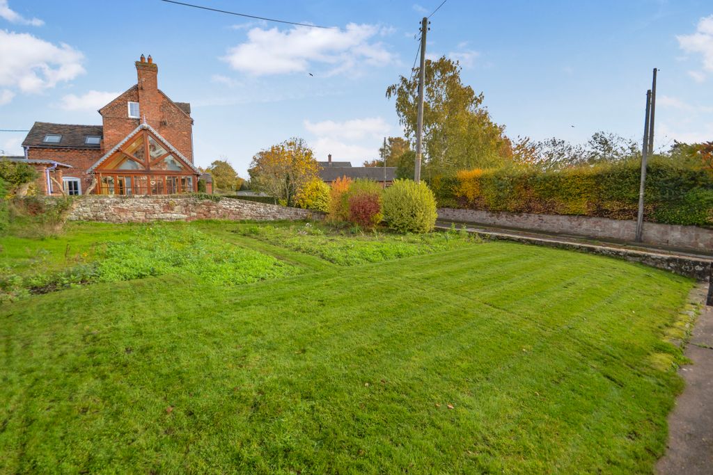 Property photo 2 of 14 Front Garden
