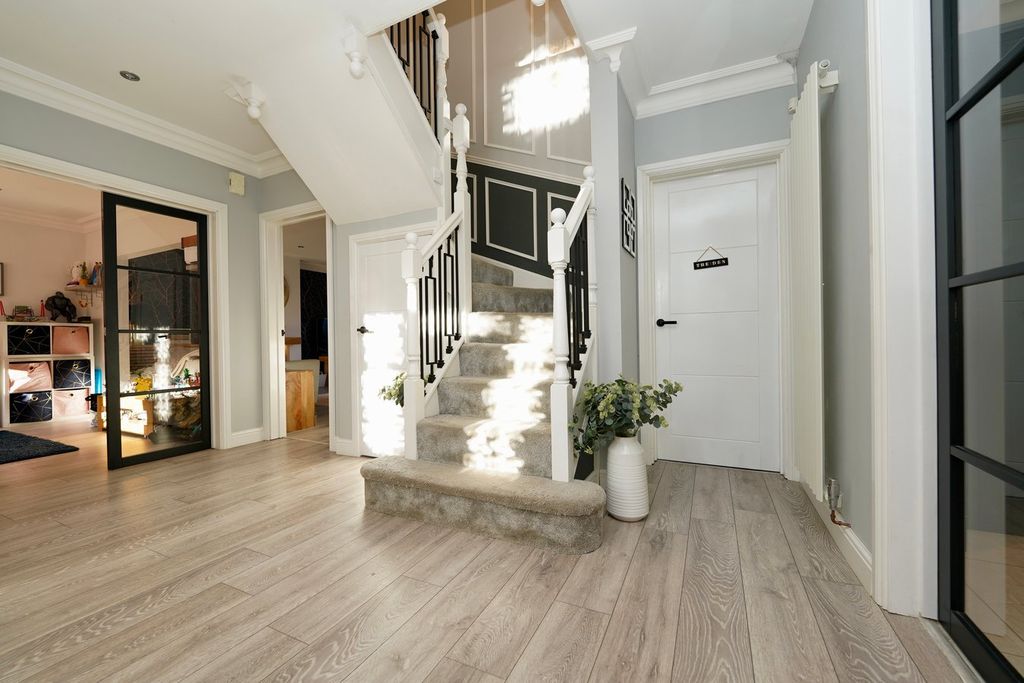 Property photo 2 of 31