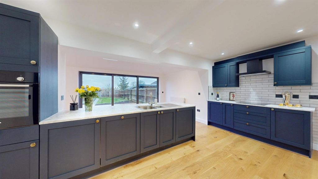 Property photo 2 of 12 Kitchen