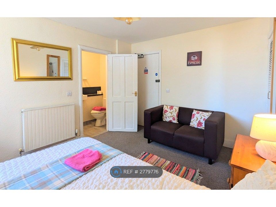 Property photo 2 of 8 Room 3 - Double Ensuite - £690/Mo