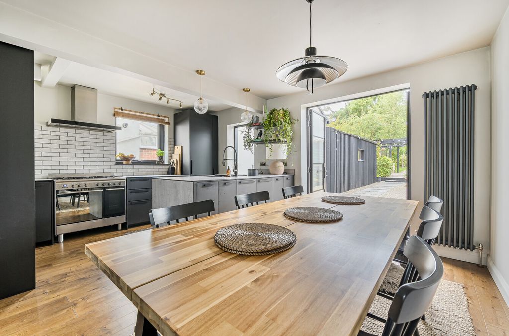 Property photo 2 of 14 1360343-13-68d6Af...