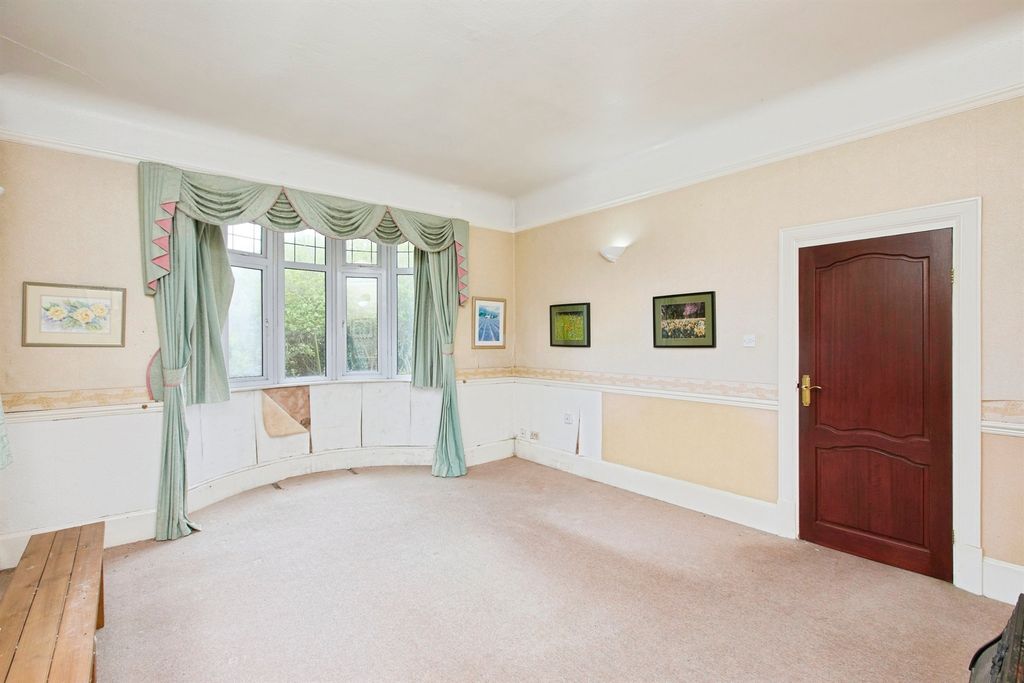 Property photo 2 of 28