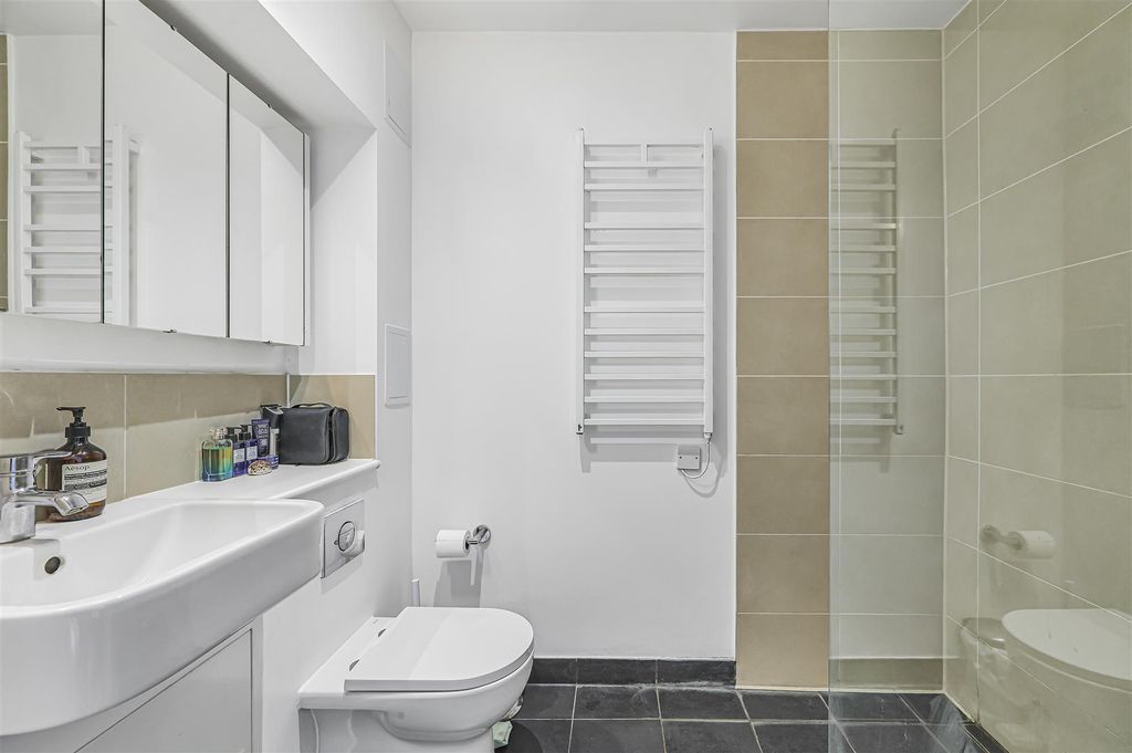 Property photo 2 of 12 Eden_Harper_-_Wynne_Road_Sw9_0Bb_3.Jpg