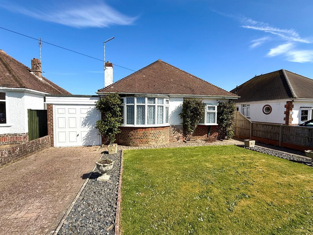 Property photo 1 of 16 13 Amberley Road Main Front