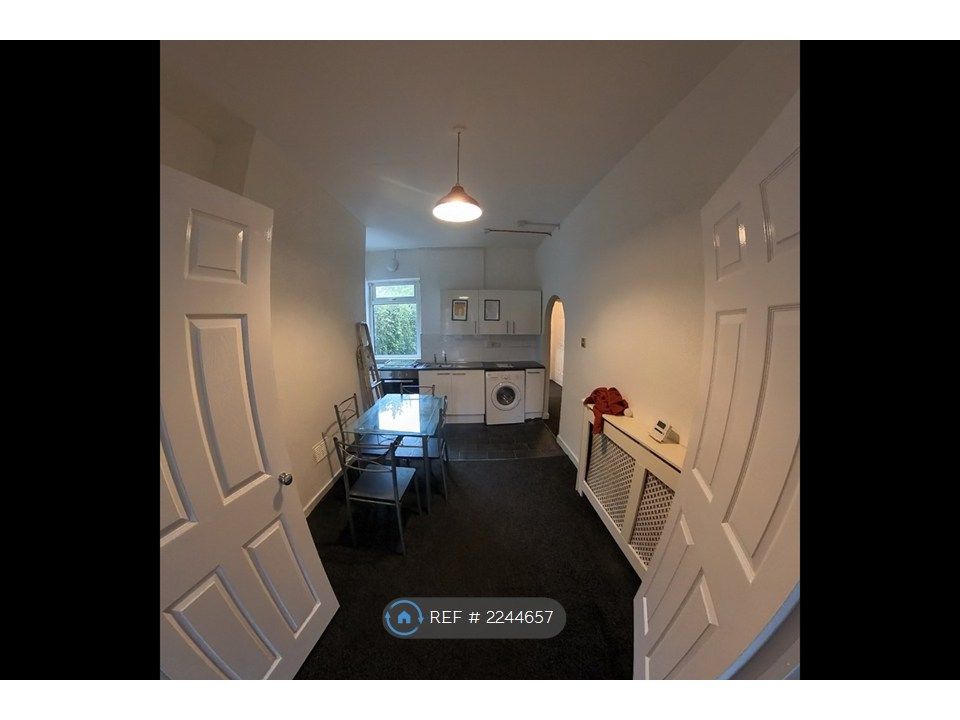 Property photo 3 of 9 Kitchen