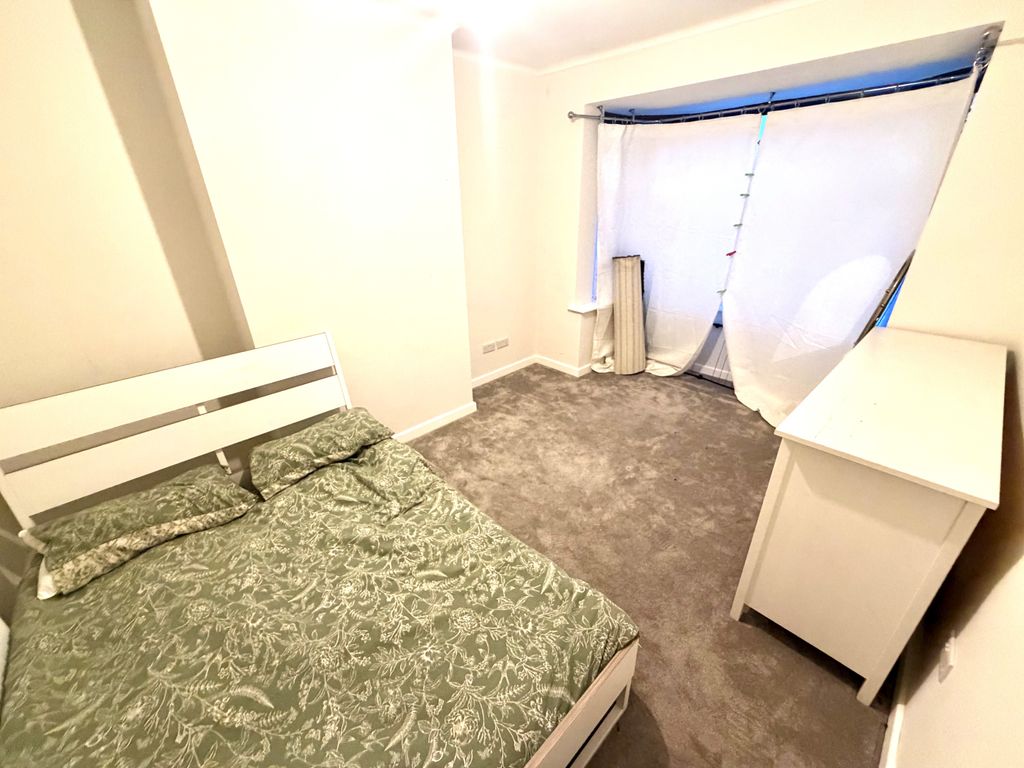 Property photo 3 of 7 Living Room