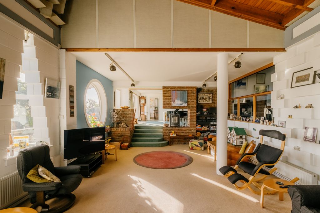 Property photo 2 of 36 Croft-Hastings-Amherst-Gardens-Interior-36