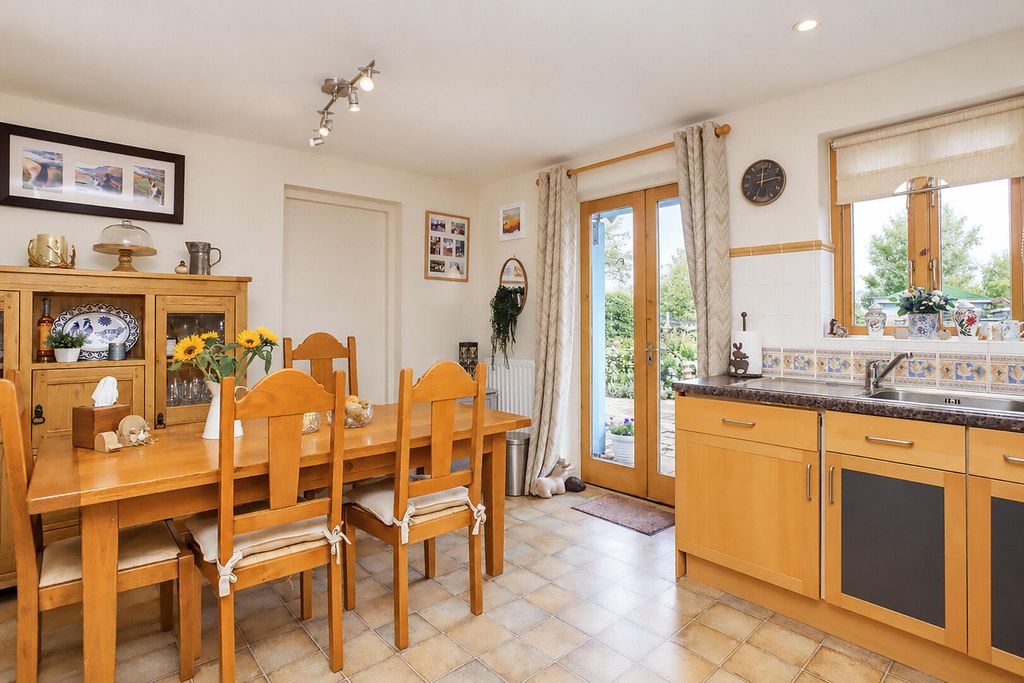 Property photo 3 of 21 Dining Kitchen