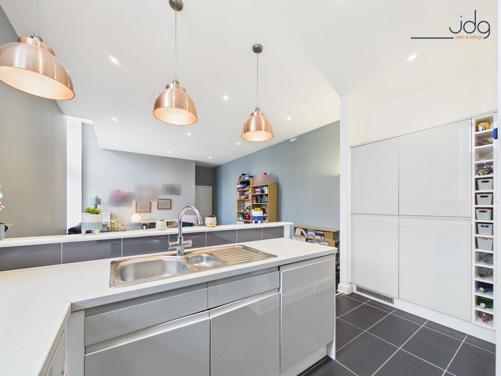 Property photo 3 of 12 Kitchen