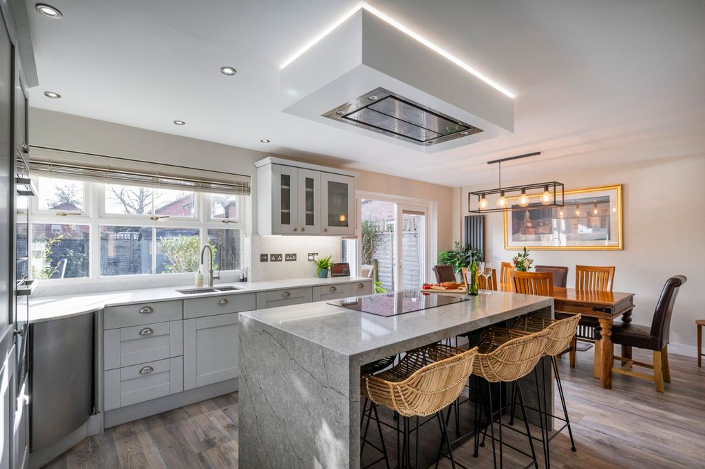 Property photo 2 of 17 Modern Open Plan Kitchen
