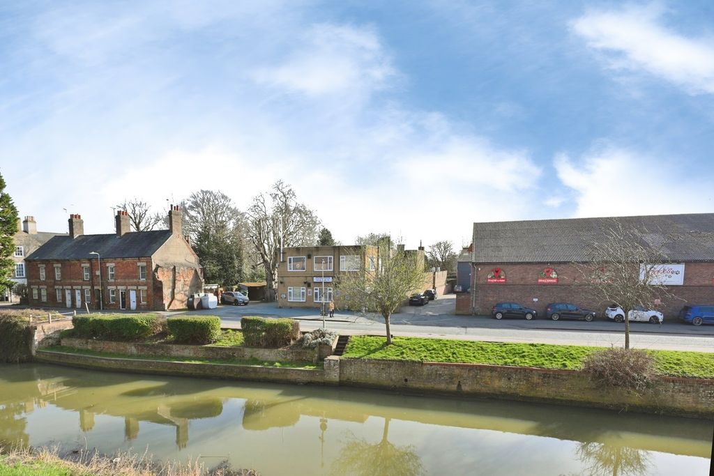 Property photo 2 of 25