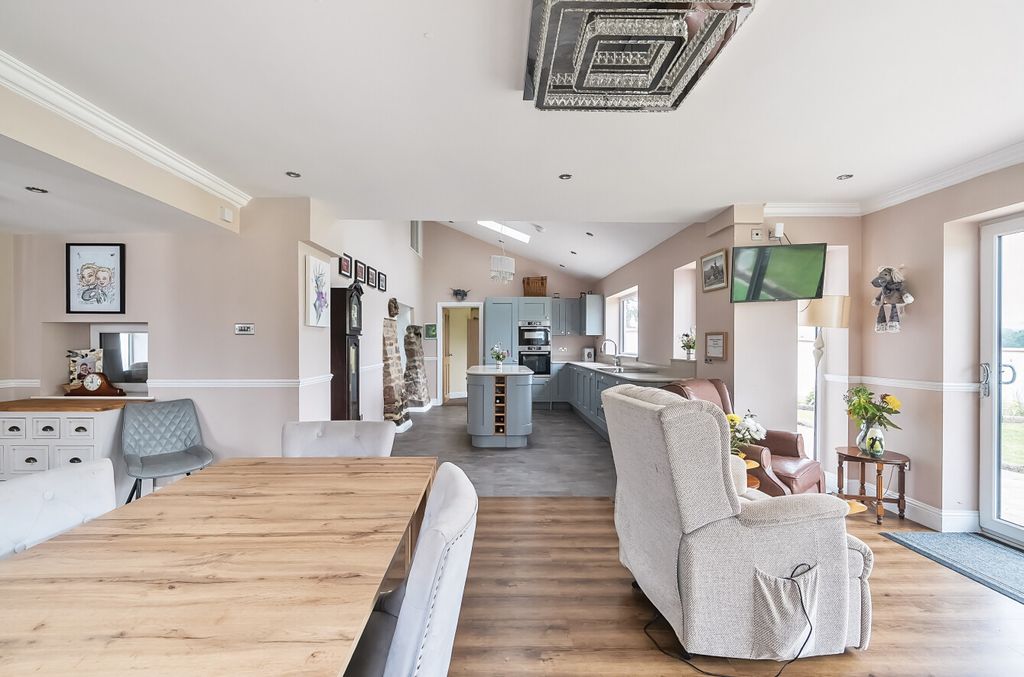 Property photo 3 of 31 Seddons, Tiverton