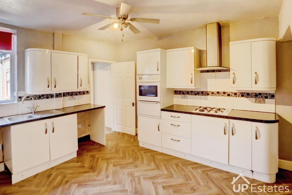Property photo 3 of 9 Kitchen