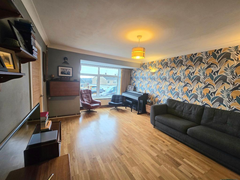 Property photo 3 of 30 Lounge