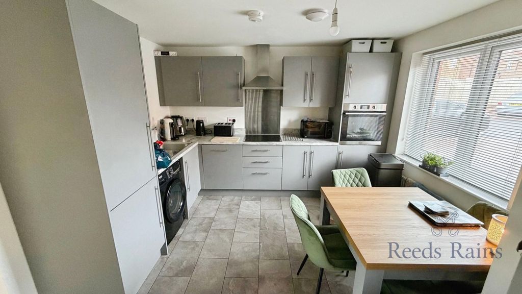 Property photo 3 of 9 Kitchen