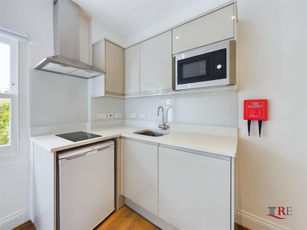 Property photo 2 of 6 Kitchen